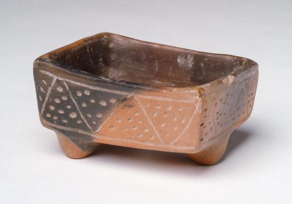 Squared vessel with tripod feet.