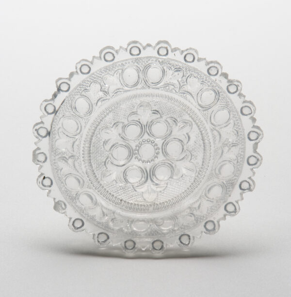 Cloudy-opalescent cup plate in Bull's Eye and Fleur-de-lis pattern