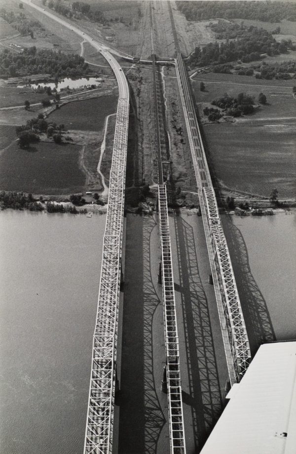 A highway and two railroad bridges cross the Mississippi River.