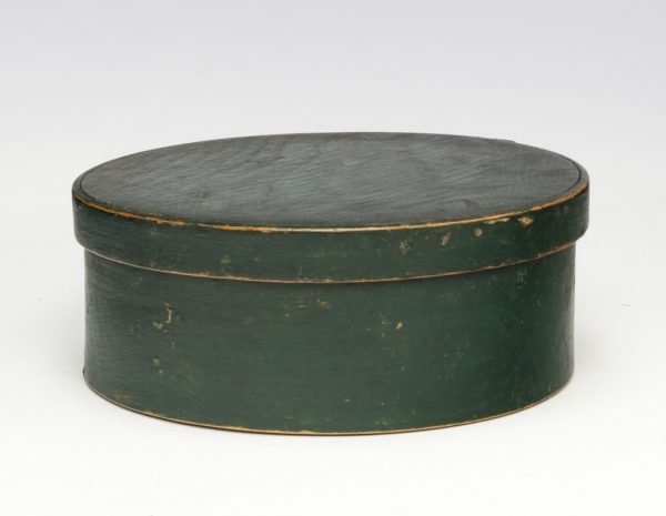 A lidded round box in Forest green.