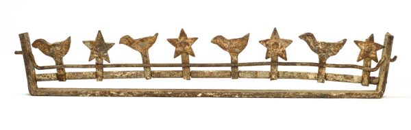 A carnival shooting game made of cast iron. The game consists of alternating stars and birds.