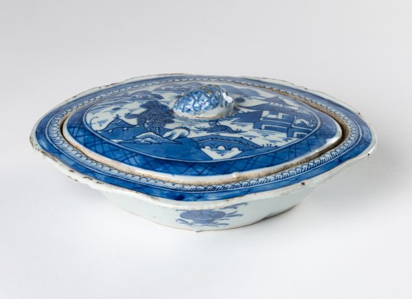 Covered Quatrefoil Dish in the Blue Willow pattern with Pinapple knob, four flowers are on the outside of the bowl