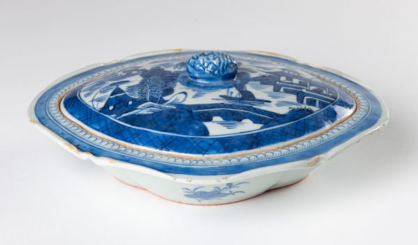 Covered Quatrefoil Dish in the Blue Willow pattern with Pinapple knob, four flowers are on the outside of the bowl