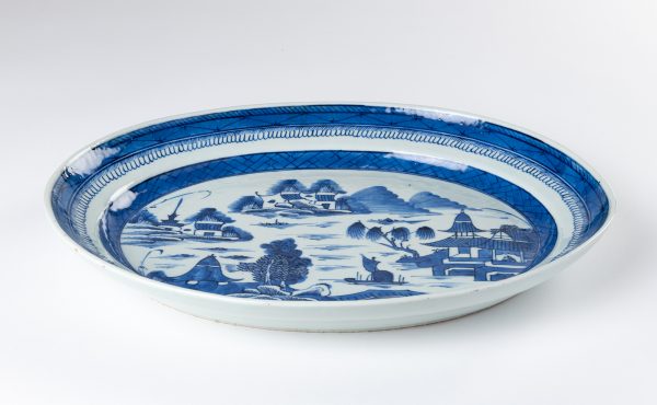 Oval serving platter. There are two flowers on each long side.