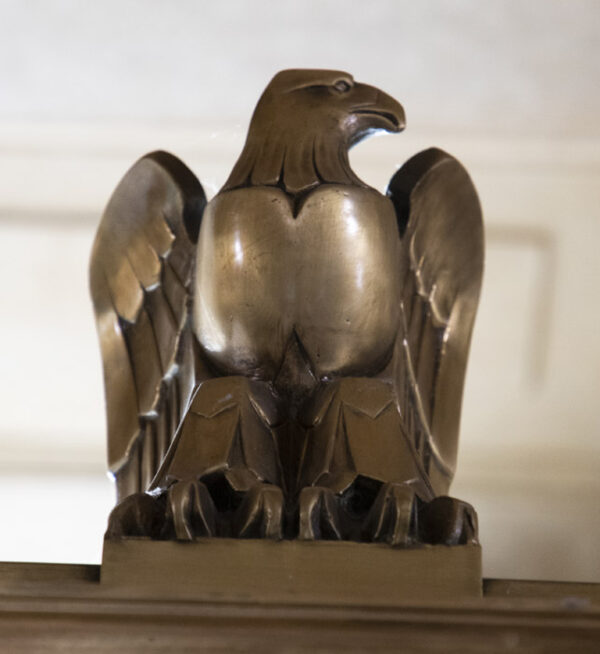 Bronze eagle, with head turned to the right